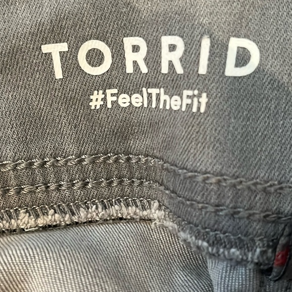 NWOT Torrid Grey Jeans - crop lean super soft “feel the fit” Sz Torrid 4 (26/4X) - Picture 9 of 13